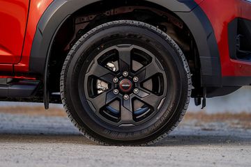 Kích thước la-zăng  Isuzu D-Max 2025 cũng không thay đổi quá nhiều, nhưng thiết kế mới thể thao hơn