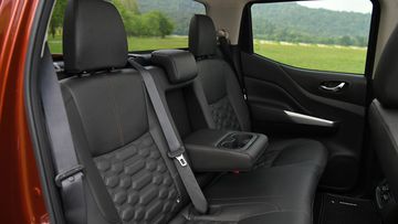 Tất cả các phiên bản đều được trang bị bệ tì tay và cửa gió điều hòa hàng ghế sau.