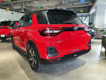 Đuôi xe Toyota Raize 2023 tiếp tục duy trì kiểu thiết kế gãy gọn