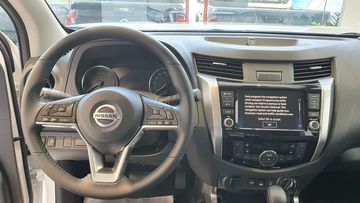 Nissan Navara 2023 được trang bị vô lăng bọc da, có thiết kế 3 chấu kiểu mới góc cạnh hơn