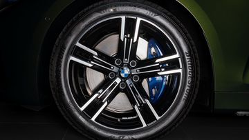 BMW 4 Series 2023 được trang bị la-zăng M kích thước 18 inch thiết kế thể thao