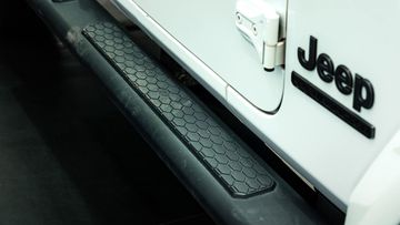 Bậc lên/xuống gắn cố định, giúp hành khách lên xe dễ dàng hơn