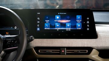 Màn hình giải trí cảm ứng 12,3 inch tích hợp kết nối Apple CarPlay và Android Auto không dây hiện đại cho 2 phiên bản Mitsubishi Xforce Premium và Ultimate