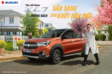 Ca sĩ Hoàng Bách bên cạnh Suzuki XL7 mang thiết kế thể thao, mạnh mẽ, dễ chiều lòng những khách hàng cá tính.