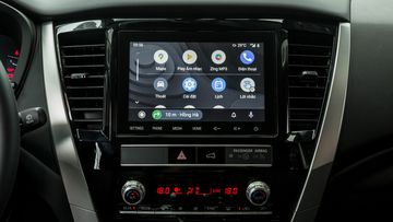 Mẫu SUV sử dụng màn hình giải trí trung tâm cảm ứng với kích thước 8 inch, cung cấp chất lượng hình ảnh cũng như độ nhạy tương đối tốt