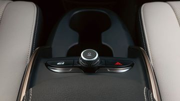 Giữa hàng ghế trước VinFast VF 6 2024 tối giản tinh tế với nút điều khiển âm thanh và bệ tỳ tay