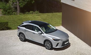 Phần mặt trên mui xe Lexus RX 500h 2024 F Sport Performance được sơn đen cá tính