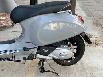 Yên xe Vespa Sprint 2023 sử dụng chất liệu nỉ nên ngồi khá êm