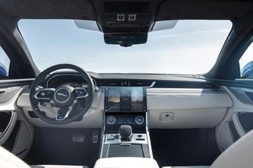 Khu vực điều khiển trung tâm xe Jaguar XF 2024