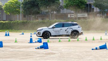 Cuối cùng, trang bị an toàn Peugeot 2008 2025 còn bao gồm 6 túi khí, cảm biến áp suất lốp, hệ thống phanh ABS, EBD, ESP, hỗ trợ khởi hành ngang dốc, điều khiển hành trình với giới hạn tốc độ tối đa.
