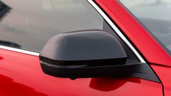 Gương chiếu hậu phía hành khách Teramont X còn tự động cụp xuống khi người lái vào số lùi R, giúp lái xe dễ dàng quan sát