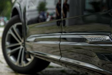 Audi Q7 2025 phiên bản S line thể thao hơn với các chi tiết ngoại thất sơn đen