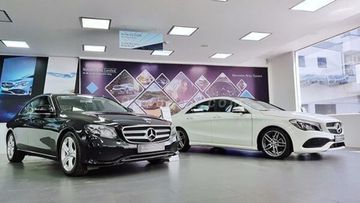 Khu vực trưng bày xe rộng rãi, trang hoàng tại Mercedes-Benz Haxaco Điện Biên Phủ