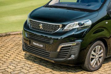 Peugeot Traveller 2022 sở hữu mâm xe đúc hợp kim có kích thước 17 inch trên tất cả phiên bản