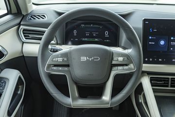 Vô lăng BYD ATTO 2 2025 thiết kế D-cut thể thao nhưng hơi đáng tiếc khi sử dụng chất liệu nhựa mềm thay vì bọc da