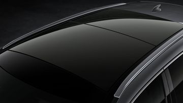 Các phiên bản cao cấp của Lexus RX 2023 cũng trang bị cửa sổ trời toàn cảnh panorama