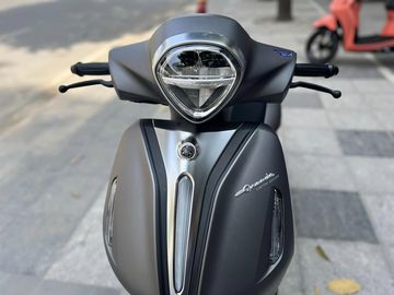 Đầu xe ấn tượng với cụm đèn pha full LED, dải đèn định vị thay đổi từ chữ V sang chữ I chạy dọc