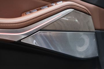 hệ thống âm thanh cao cấp B&W với 20 loa cùng tổng công suất 1475W