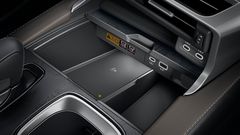 Lexus RX 2023 trang bị chức năng sạc điện thoại không dây chuẩn Qi