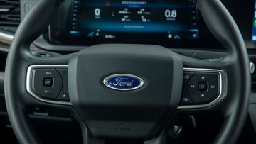 Người lái có thể điều khiển hệ thống giải trí ngay trên vô lăng Ford Transit 2024