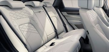Các vị trí ghế trên Jaguar F-Pace 2023 đều có thể điều chỉnh điện 14 hướng và bơm dày/mỏng phần lưng ghế