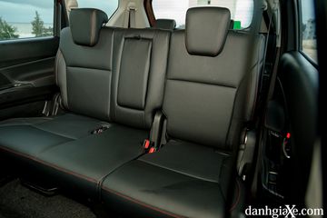 Hàng ghế thứ hai của Suzuki Ertiga thế hệ mới đã có bệ tỳ tay ở giữa.
