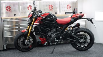 Xe được trang bị nhiều công nghệ an toàn như phanh ABS, Quick Shift,...