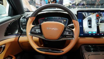 Vô lăng BYD HAN 2025 cũng được bọc da Nappa cao cấp hơn hẳn các dòng xe BYD khác