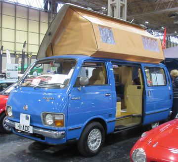 Một chiếc Hiace thế hệ thứ 2 dùng cho mục đích cắm trại