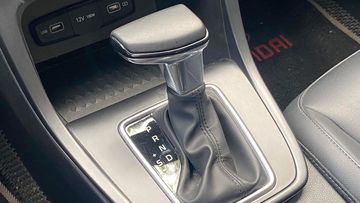 Cần số của mẫu SUV cỡ B vẫn là loại truyền thống, được bọc da đi cùng viền chân mạ bạc cao cấp