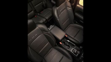 Giữa hàng ghế trước Jeep Wrangler 2023 vẫn trang bị một bệ tỳ tay kích thước lớn