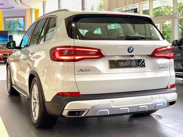 Tổng thể vuông vắn, tinh tế và đẹp mắt của phần đuôi xe BMW X5 2024 xLine