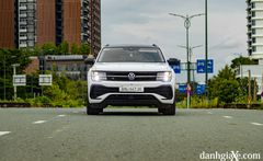 Volkswagen Teramont X 2025 sở hữu mặt ca-lăng với các đường vuốt ngang sơn đen năng động