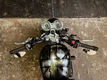 Nắp nhiên liệu Monza đóng mở theo kiểu truyền thống một cách tiện lợi