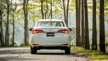 Đuôi xe Toyota Vios 2023 dường như không có điểm nhấn nào nổi bật ngoài cụm đèn hậu LED kích thước lớn