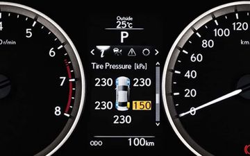 Hệ thống cảnh báo áp suất lốp của Lexus IS300h 2024
