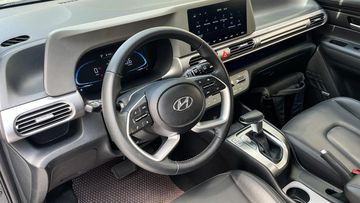 Hyundai Stargazer 2024 sở hữu cụm vô lăng 4 chấu thể thao độc đáo