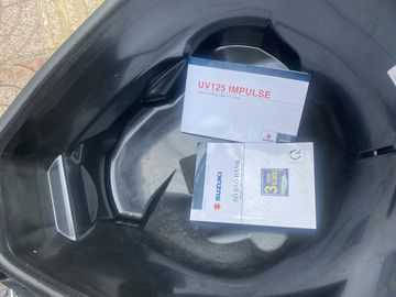 Cốp xe Suzuki Impulse không dài về bề ngang nhưng khá sâu, có thể chứa vừa 2 mũ bảo hiểm nửa đầu