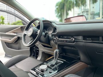 Khu vực taplo được tối giản hóa với chi tiết da nối liền từ cụm đồng hồ đến khu vực ghế phụ