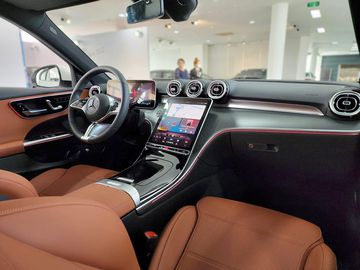 Nội thất Mercedes C200 Avantgarde 2024 có sự “lột xác” triệt để