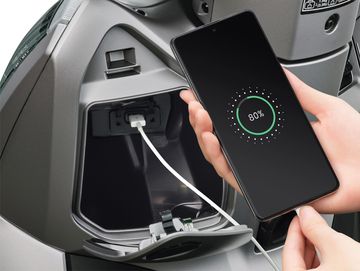 Honda Lead 2024 sở hữu hộp đựng đồ tích hợp thêm cổng USB tiện dụng