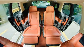 Hàng ghế 2 trên phiên bản 7 chỗ cao cấp hơn với đệm đỡ chân chỉnh điện lên/xuống cho 2 ghế VIP