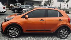 Thân xe GT-line sở hữu đường viền màu đối lập nổi bật ngay bậc bước xuống