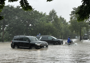 Ô tô ngập đến nửa bánh xe - Thiệt hại nhẹ