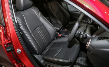 Ghế lái của Mazda CX-3 2024 được tích hợp chỉnh điện 10 hướng cùng khả năng nhớ 2 vị trí