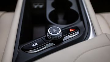 Nút bấm tắt mở hệ thống giải trí và điều chỉnh âm lượng khá tinh tế trên VinFast VF 7 2024