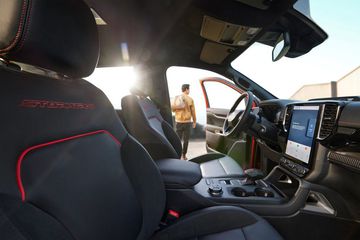 Về thẩm mỹ, bộ ghế da phối da lộn màu tối là điểm nhấn chính trên Ranger Stormtrak 2024. 