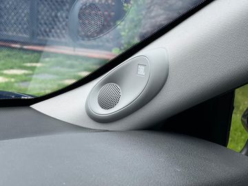 Hệ thống 9 loa JBL được sử dụng trên 3 phiên bản cao cấp của Camry 2023