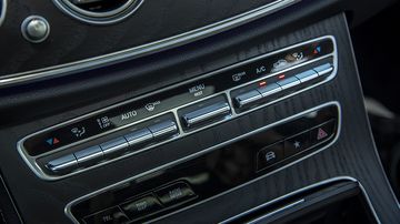 Cụm điều hoà bằng nút bấm cơ học là điểm được đánh giá cao trên Mercedes-Benz E-Class 2023.