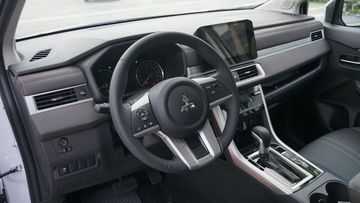 Khoang cabin của Xpander 2023 mang phong cách thiết kế nội thất đơn giản, gọn gàng và có phần già dặn.